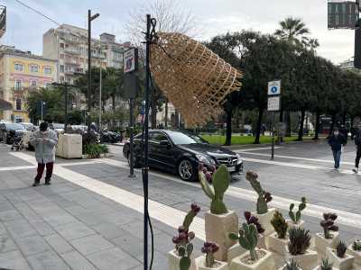 ...una lampada che ha�costruito riutilizzando una canna da pesca e la nassa dei pescatori